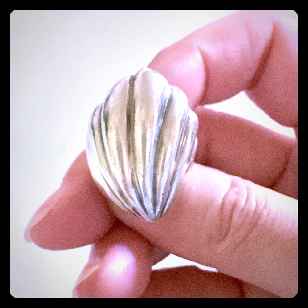 🌟Sterling Silver Shell Ring. Size 4 (approx)